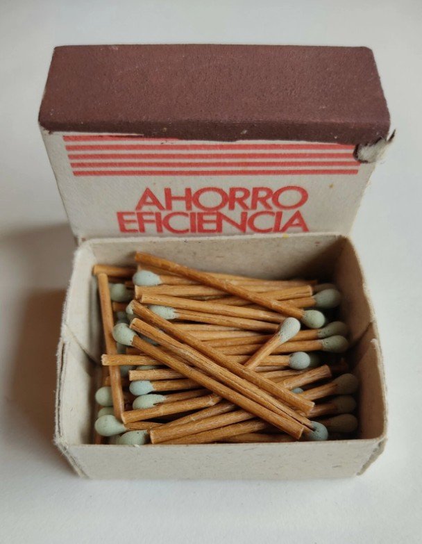 Cuban matchbox with wooden matches inside labeled Ahorro Agencia